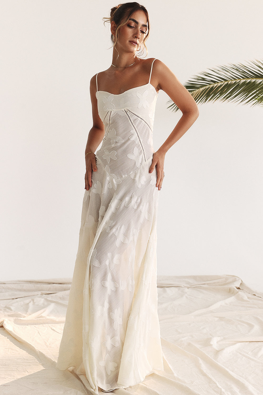 "Rugloze maxi jurk met geborduurde details, elegante zomerstijl geschikt voor informele en formele evenementen."
