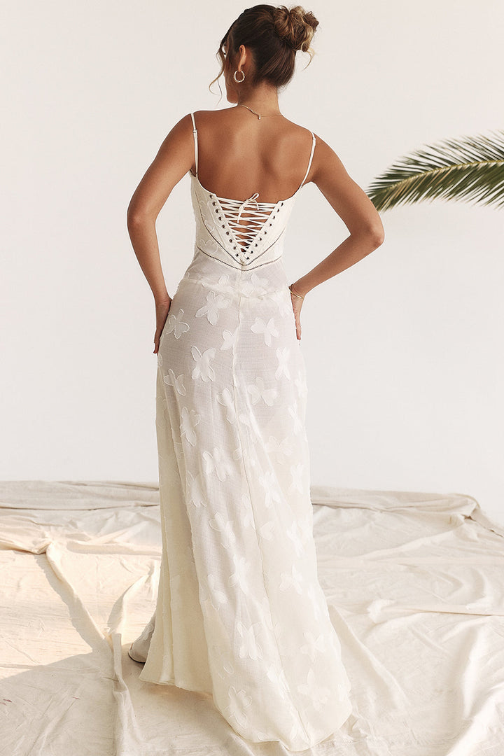 "Rugloze maxi jurk met geborduurde details, elegante zomerstijl geschikt voor informele en formele evenementen."