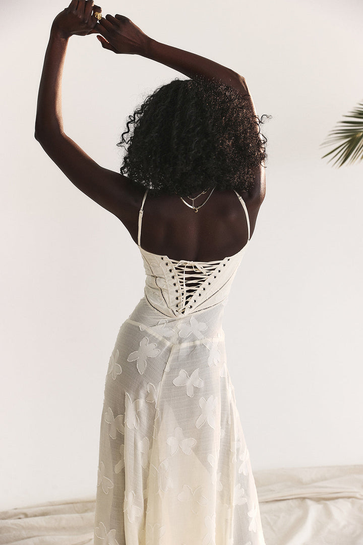"Rugloze maxi jurk met geborduurde details, elegante zomerstijl geschikt voor informele en formele evenementen."