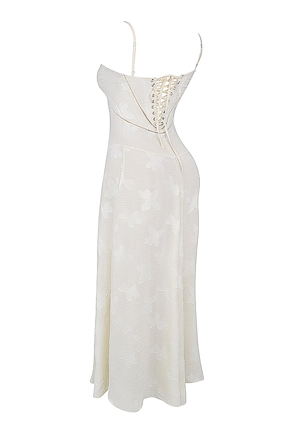 "Rugloze maxi jurk met geborduurde details, elegante zomerstijl geschikt voor informele en formele evenementen."