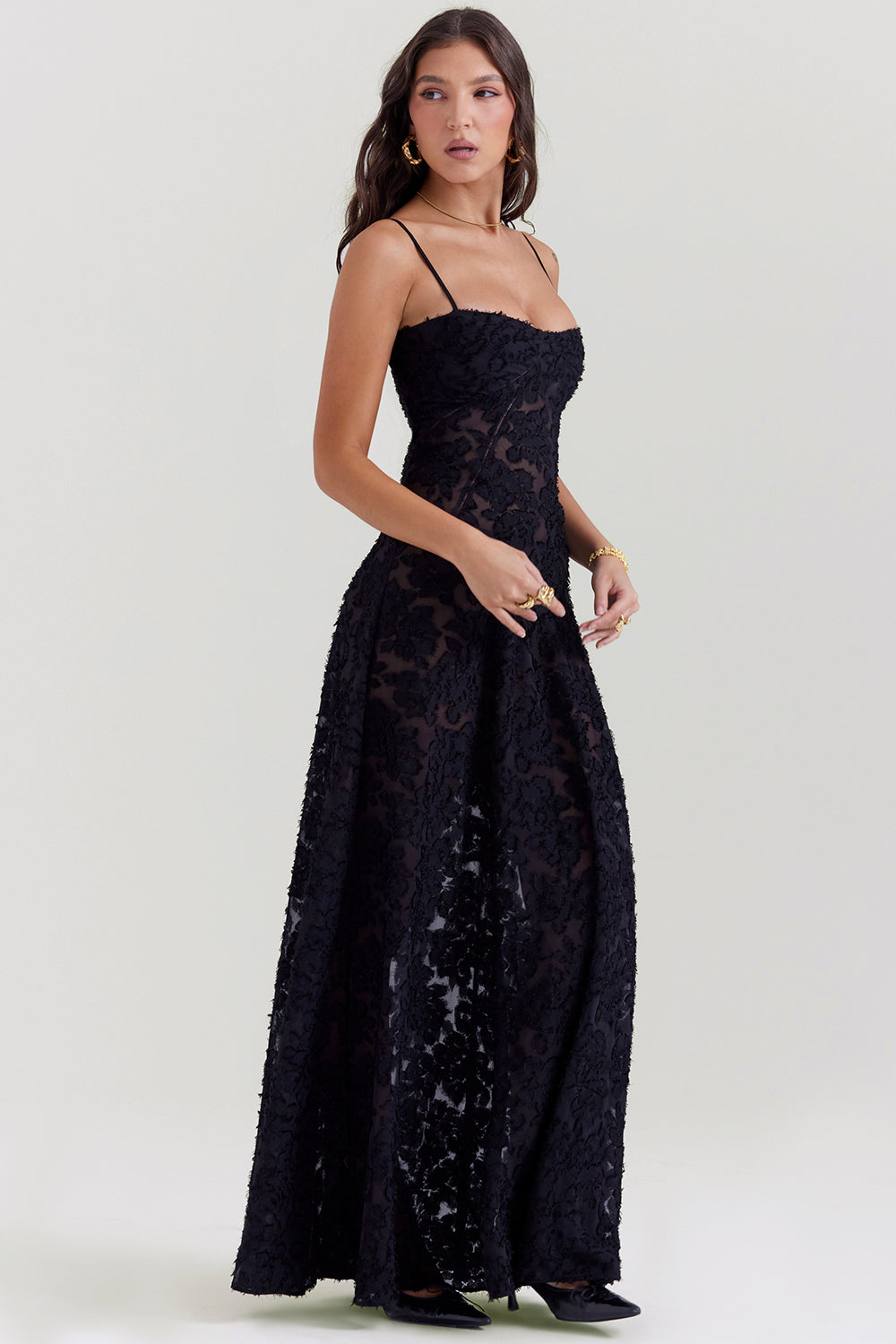 "Rugloze maxi jurk met geborduurde details, elegante zomerstijl geschikt voor informele en formele evenementen."