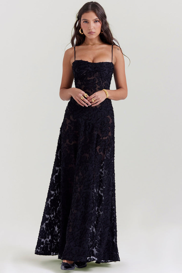 "Rugloze maxi jurk met geborduurde details, elegante zomerstijl geschikt voor informele en formele evenementen."
