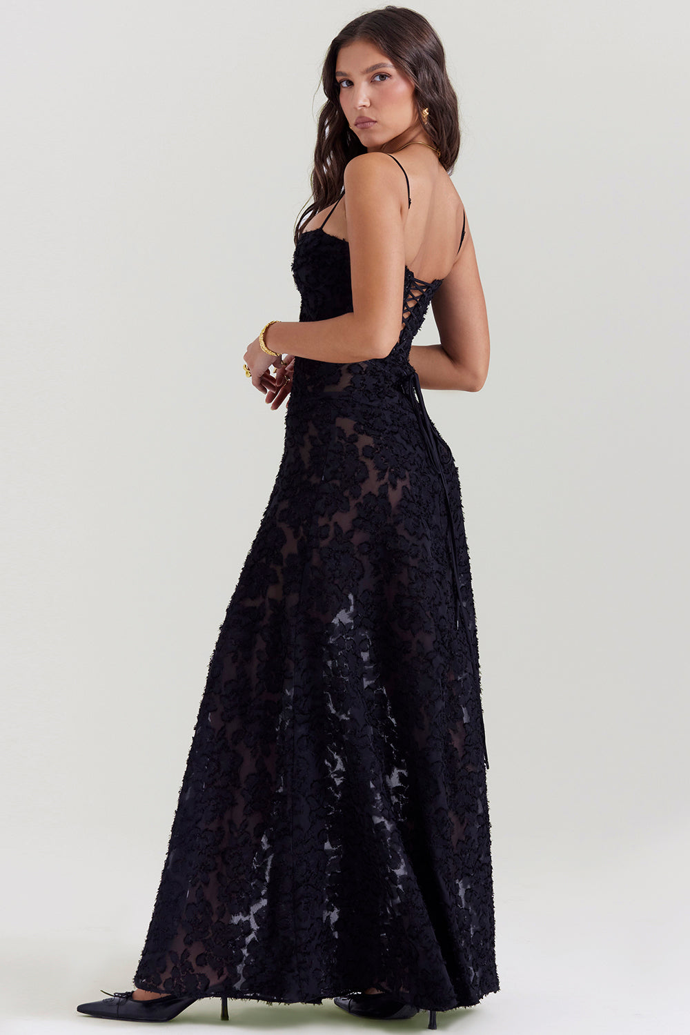 "Rugloze maxi jurk met geborduurde details, elegante zomerstijl geschikt voor informele en formele evenementen."