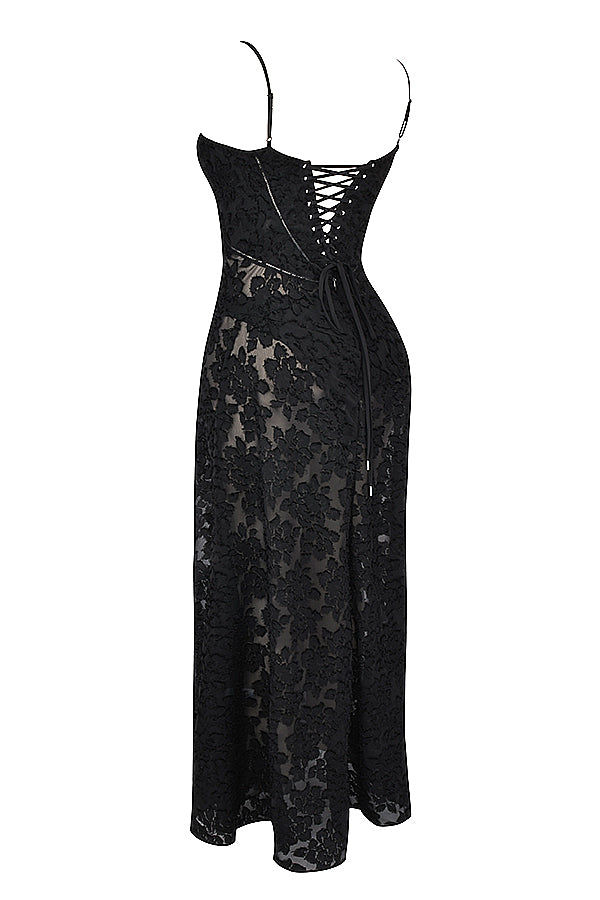 "Rugloze maxi jurk met geborduurde details, elegante zomerstijl geschikt voor informele en formele evenementen."