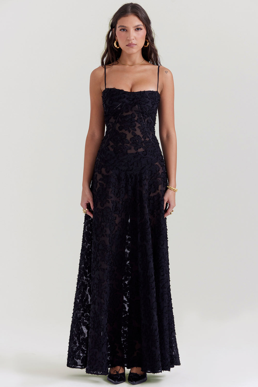 "Rugloze maxi jurk met geborduurde details, elegante zomerstijl geschikt voor informele en formele evenementen."