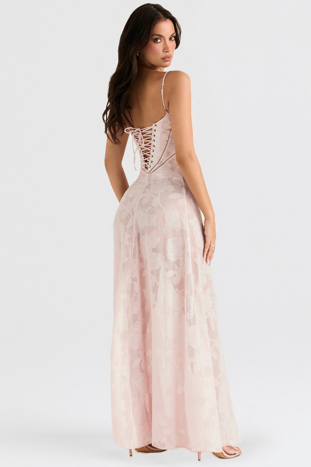 "Rugloze maxi jurk met geborduurde details, elegante zomerstijl geschikt voor informele en formele evenementen."