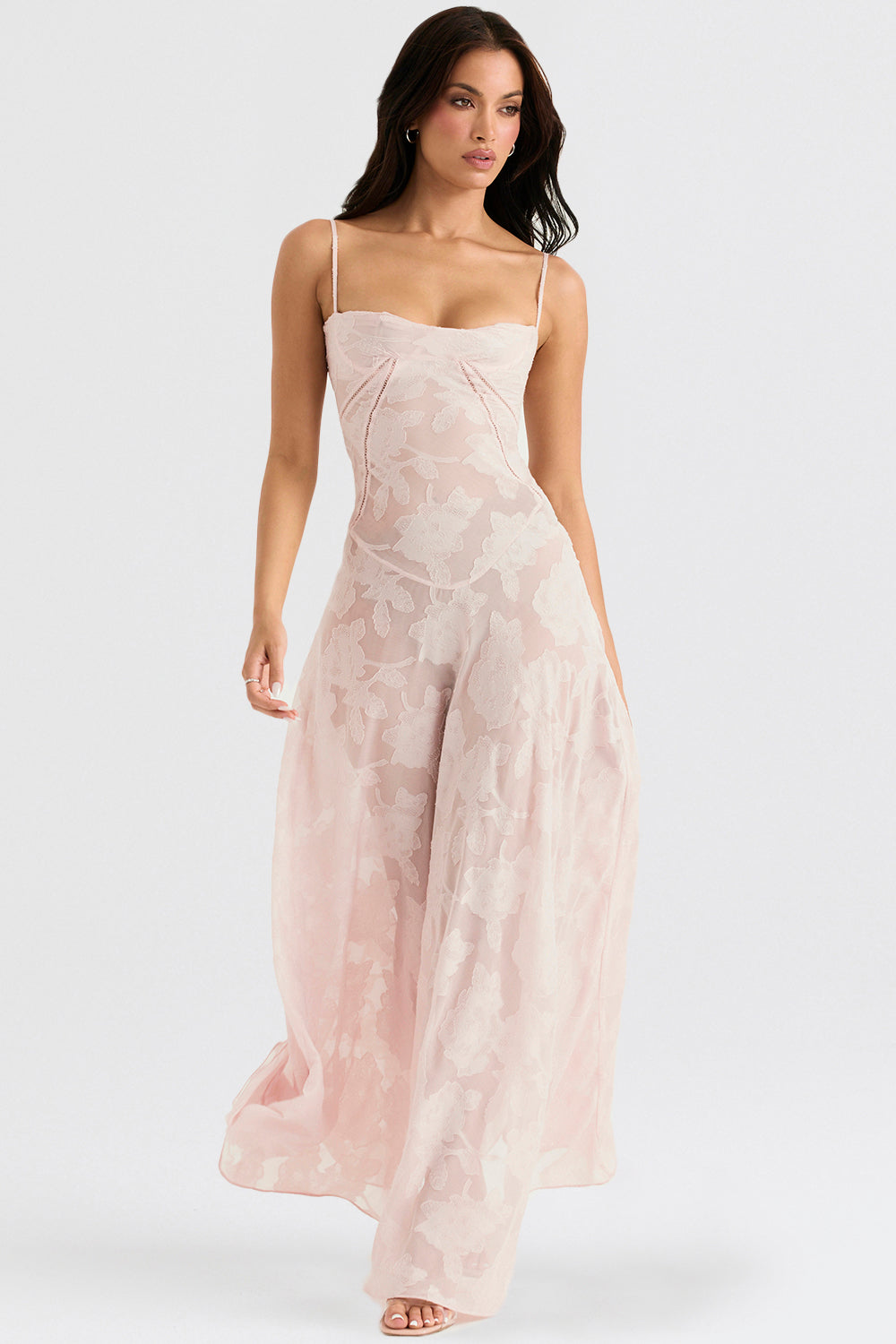 "Rugloze maxi jurk met geborduurde details, elegante zomerstijl geschikt voor informele en formele evenementen."