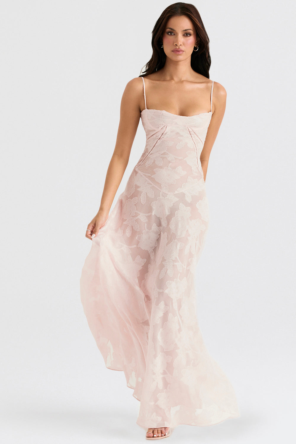 "Rugloze maxi jurk met geborduurde details, elegante zomerstijl geschikt voor informele en formele evenementen."