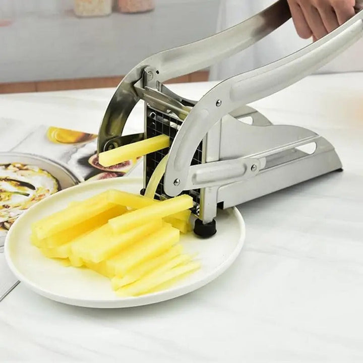 "RVS frietsnijder met verwisselbare messen, ideaal voor het moeiteloos snijden van aardappelen en groenten in diverse maten."