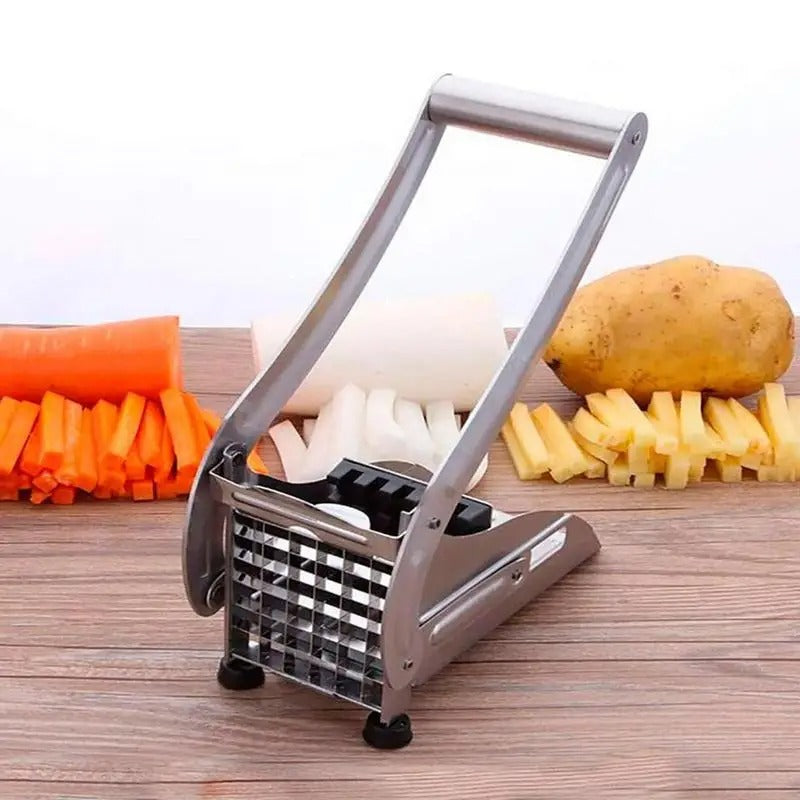 "RVS frietsnijder met verwisselbare messen, ideaal voor het moeiteloos snijden van aardappelen en groenten in diverse maten."