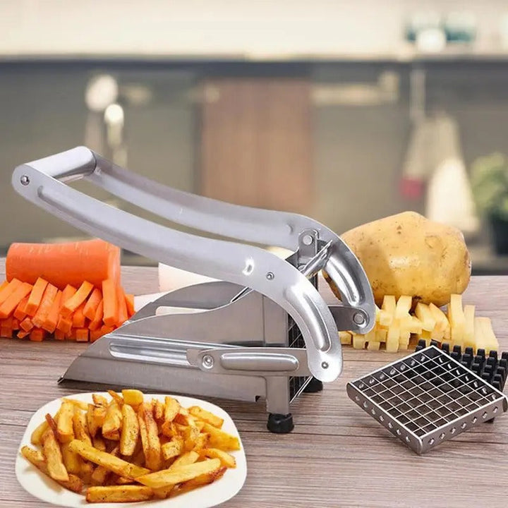 "RVS frietsnijder met verwisselbare messen, ideaal voor het moeiteloos snijden van aardappelen en groenten in diverse maten."