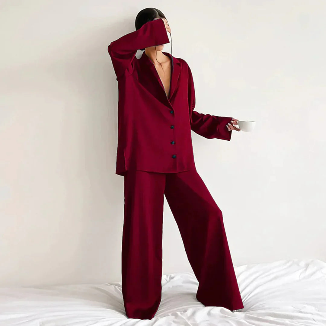 "Satijnen dames pyjama set met wijde broek, elegante blouse en subtiele glans. Comfortabel loungen in luxe stijl."