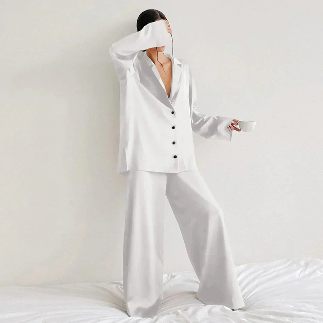 "Satijnen dames pyjama set met wijde broek, elegante blouse en subtiele glans. Comfortabel loungen in luxe stijl."