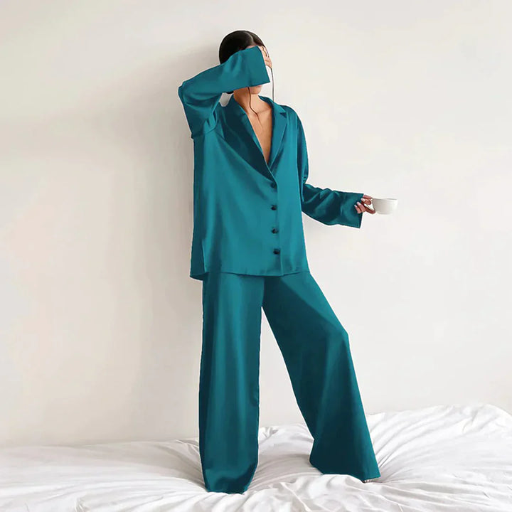 "Satijnen dames pyjama set met wijde broek, elegante blouse en subtiele glans. Comfortabel loungen in luxe stijl."
