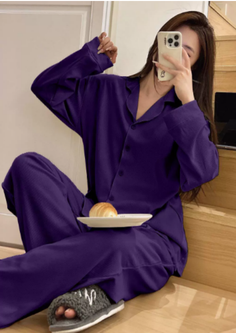 "Satijnen dames pyjama set met wijde broek, elegante blouse en subtiele glans. Comfortabel loungen in luxe stijl."