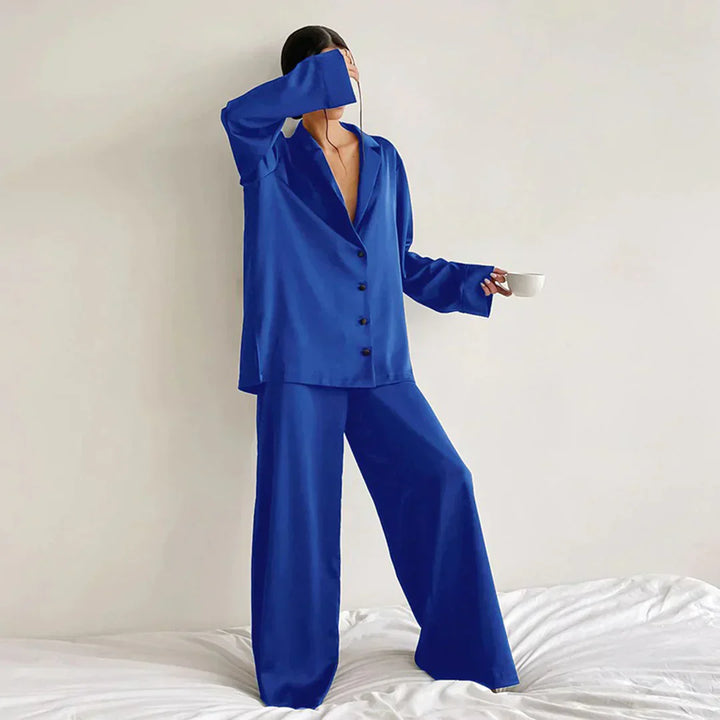 "Satijnen dames pyjama set met wijde broek, elegante blouse en subtiele glans. Comfortabel loungen in luxe stijl."