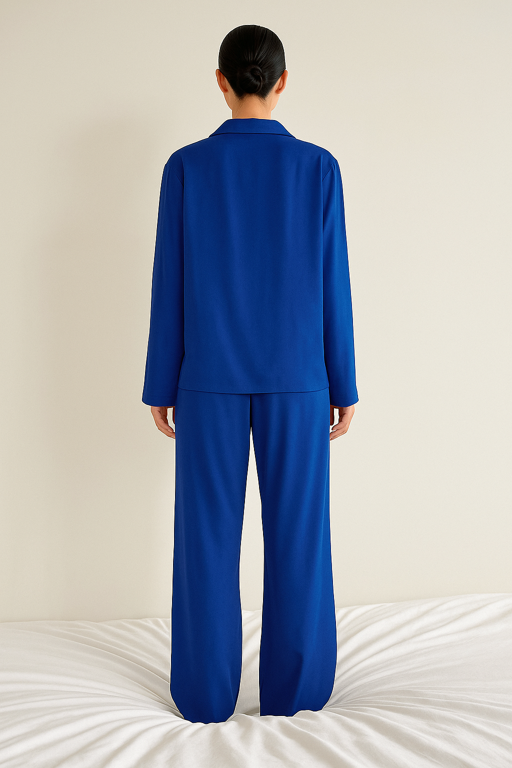 "Satijnen dames pyjama set met wijde broek, elegante blouse en subtiele glans. Comfortabel loungen in luxe stijl."