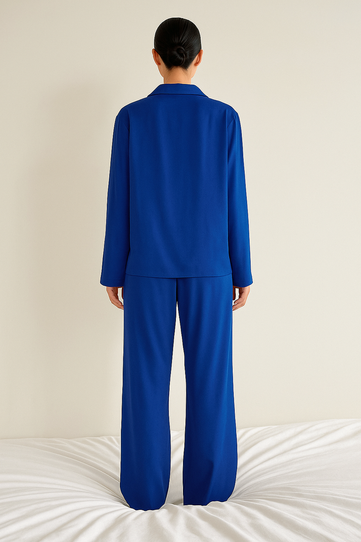 "Satijnen dames pyjama set met wijde broek, elegante blouse en subtiele glans. Comfortabel loungen in luxe stijl."