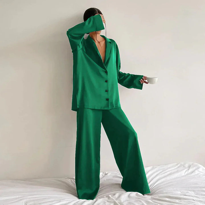 "Satijnen dames pyjama set met wijde broek, elegante blouse en subtiele glans. Comfortabel loungen in luxe stijl."