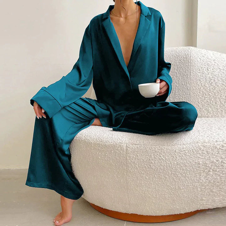 "Satijnen dames pyjama set met wijde broek, elegante blouse en subtiele glans. Comfortabel loungen in luxe stijl."