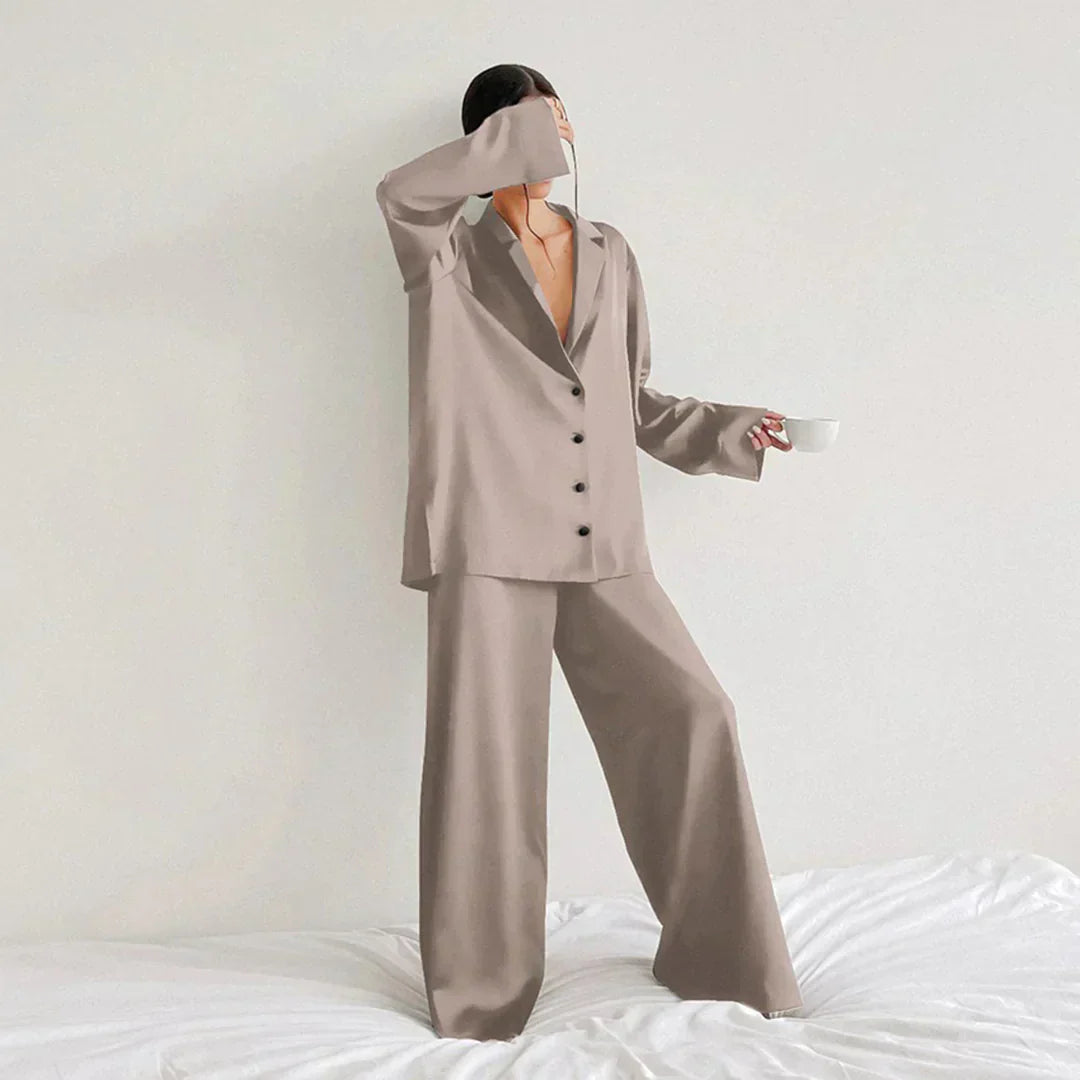 "Satijnen dames pyjama set met wijde broek, elegante blouse en subtiele glans. Comfortabel loungen in luxe stijl."