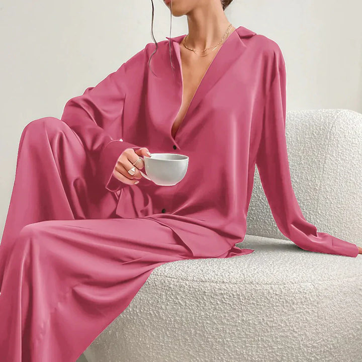 "Satijnen dames pyjama set met wijde broek, elegante blouse en subtiele glans. Comfortabel loungen in luxe stijl."