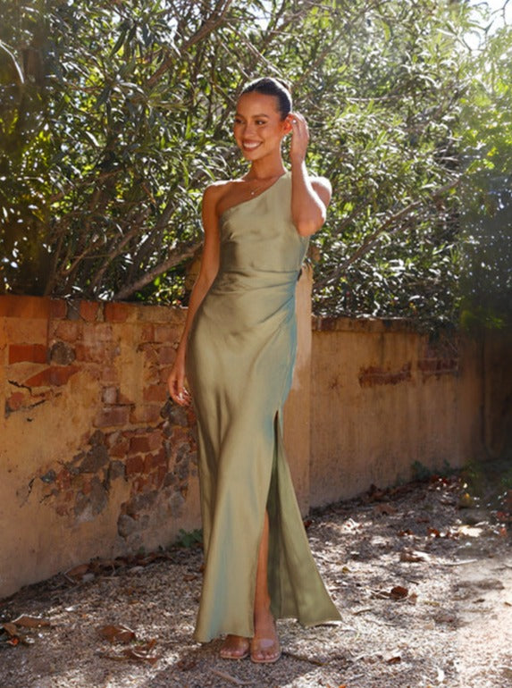 Satijnen one-shoulder avondjurk in smaragdgroen met hoge split en drapering, elegant gala kleding voor dames.