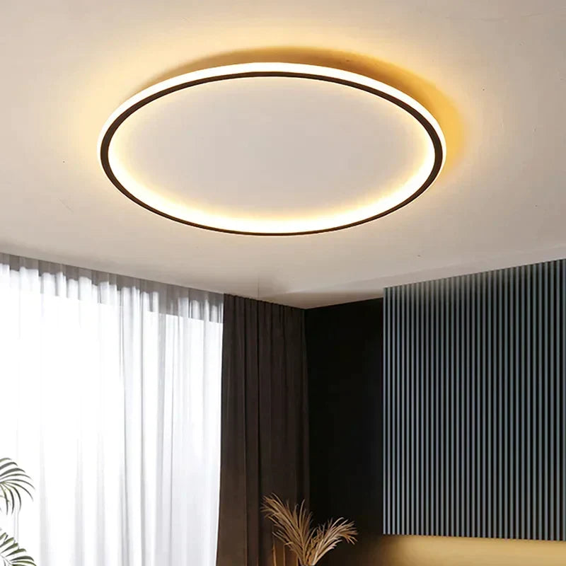 "Scandinavische ronde LED plafondlamp met minimalistisch ontwerp, metalen behuizing, glazen kap, past in modern interieur."
