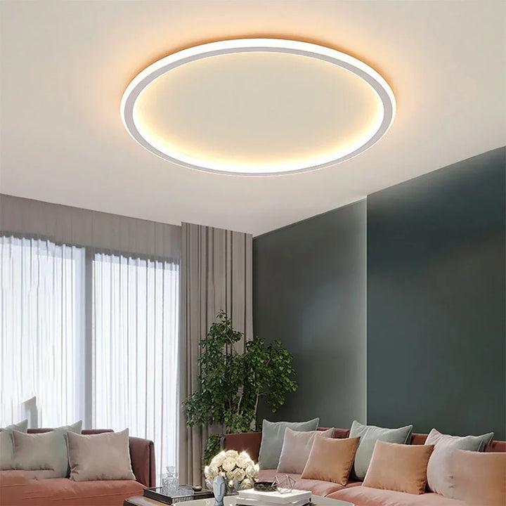 "Scandinavische ronde LED plafondlamp met minimalistisch ontwerp, metalen behuizing, glazen kap, past in modern interieur."