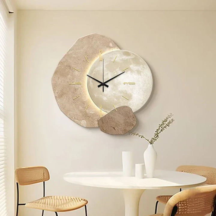 "Scandinavische wandklok met modern design en subtiele verlichting, verkrijgbaar in diverse maten en kleuren."