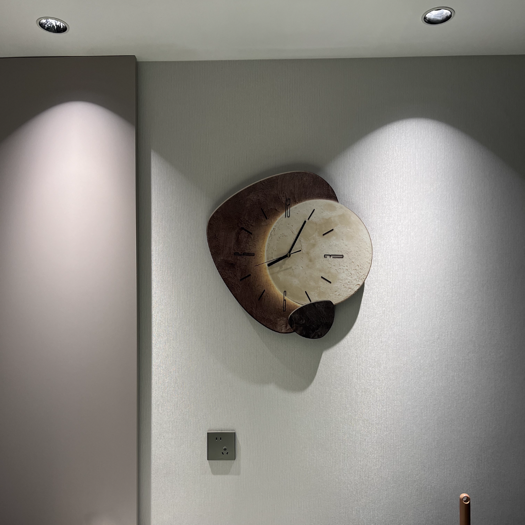 "Scandinavische wandklok met modern ontwerp en subtiele verlichting in beige, zand en roest, voor sfeervolle ambiance."