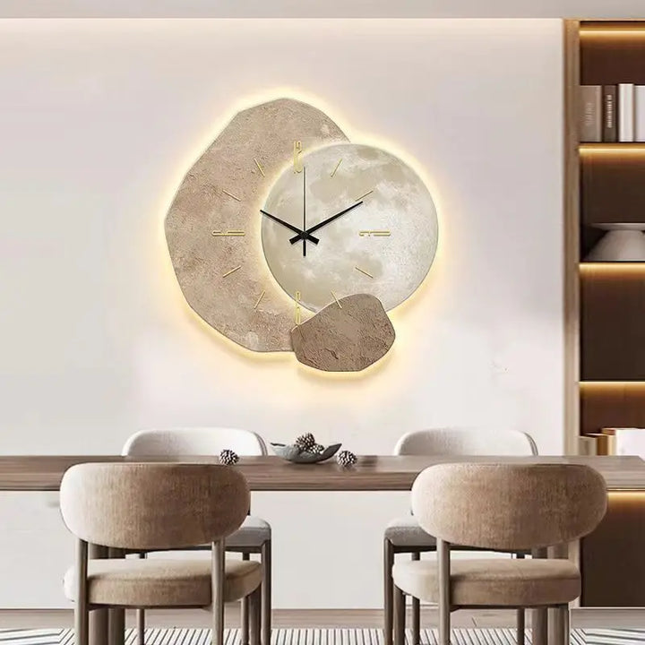 "Scandinavische wandklok met modern ontwerp en subtiele verlichting in beige, zand en roest, voor sfeervolle ambiance."