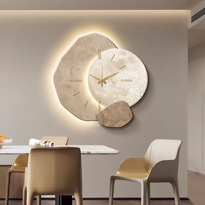 "Scandinavische wandklok met modern ontwerp en subtiele verlichting in beige, zand en roest, voor sfeervolle ambiance."