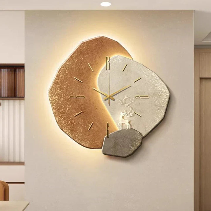 "Scandinavische wandklok met modern ontwerp en subtiele verlichting in beige, zand en roest, voor sfeervolle ambiance."