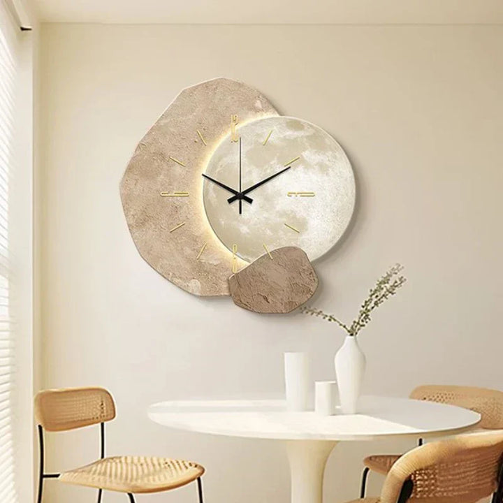 "Scandinavische wandklok met modern ontwerp en subtiele verlichting in beige, zand en roest, voor sfeervolle ambiance."