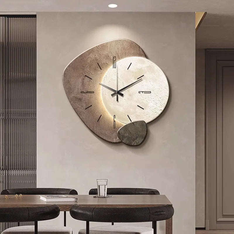 "Scandinavische wandklok met modern ontwerp en subtiele verlichting in beige, zand en roest, voor sfeervolle ambiance."