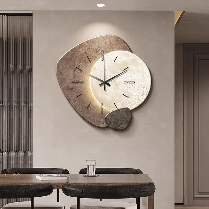 "Scandinavische wandklok met modern ontwerp en subtiele verlichting in beige, zand en roest, voor sfeervolle ambiance."