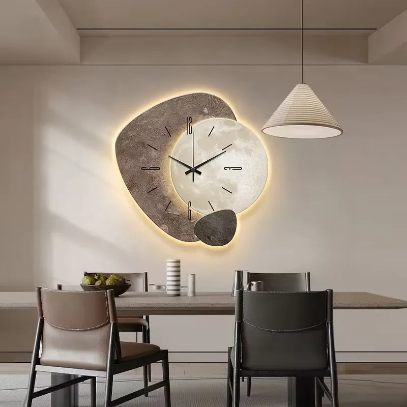 "Scandinavische wandklok met modern ontwerp en subtiele verlichting in beige, zand en roest, voor sfeervolle ambiance."