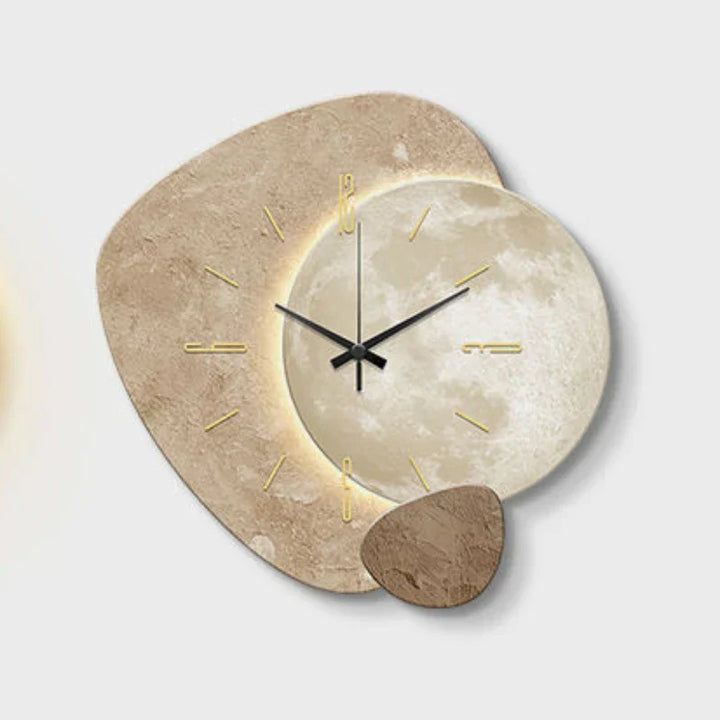 "Scandinavische wandklok met modern ontwerp en subtiele verlichting in beige, zand en roest, voor sfeervolle ambiance."