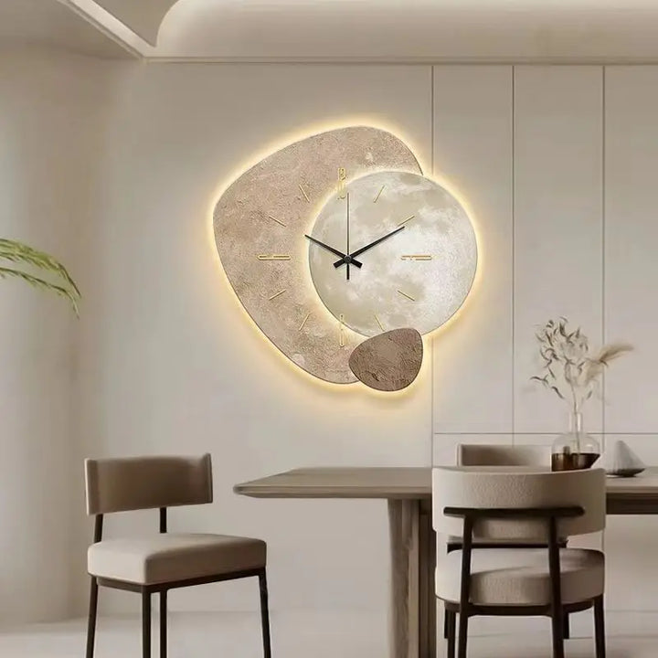 "Scandinavische wandklok met modern ontwerp en subtiele verlichting in beige, zand en roest, voor sfeervolle ambiance."
