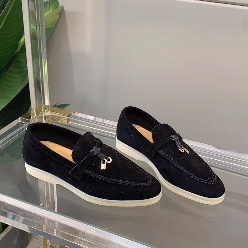 "Selin suede loafers dames, tijdloos en elegant, met luxueuze suede afwerking en comfortabele pasvorm in diverse kleuren."