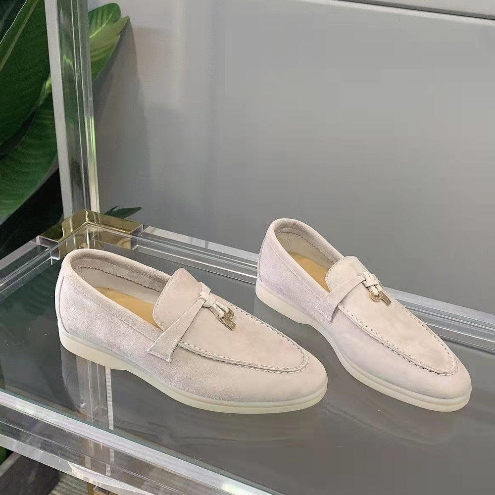 "Selin suede loafers dames, tijdloos en elegant, met luxueuze suede afwerking en comfortabele pasvorm in diverse kleuren."