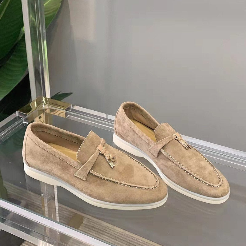 "Selin suede loafers dames, tijdloos en elegant, met luxueuze suede afwerking en comfortabele pasvorm in diverse kleuren."