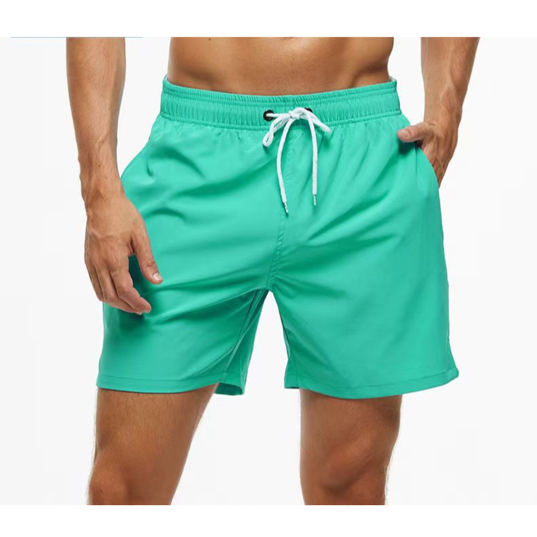 "Sneldrogende heren zwembroek met sportief design, elastische tailleband en praktische zakken voor strandactiviteiten."