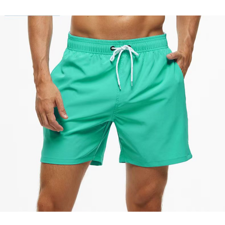 "Sneldrogende heren zwembroek met sportief design, elastische tailleband en praktische zakken voor strandactiviteiten."
