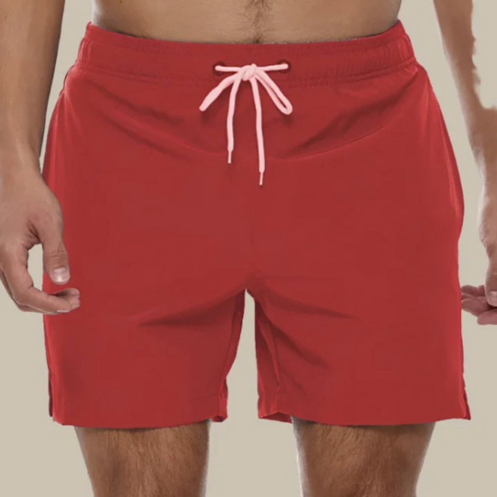 "Sneldrogende heren zwembroek met sportief design, elastische tailleband en praktische zakken voor strandactiviteiten."