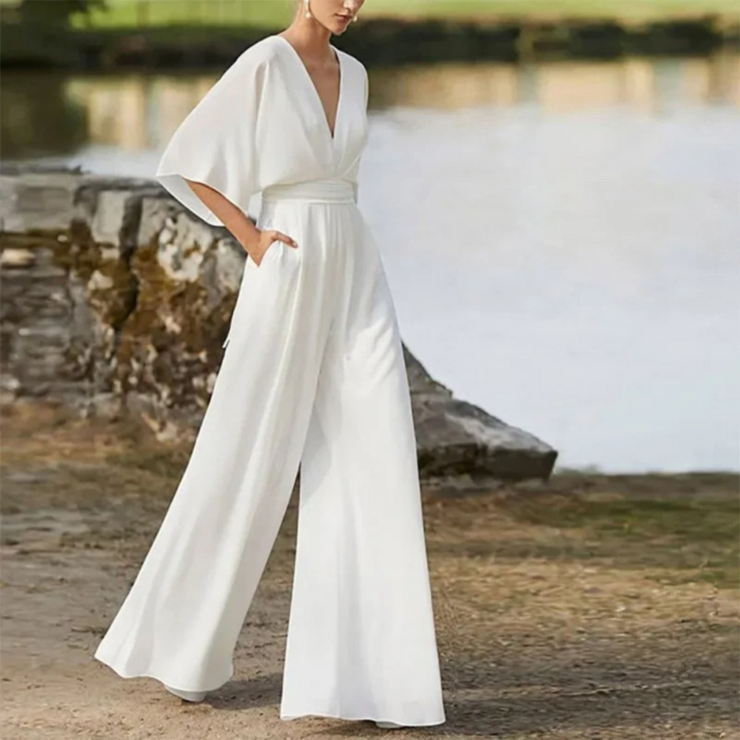 "Sofie dames jumpsuit met V-hals in wit, elegante stijl met wijde pijpen, perfect voor diverse gelegenheden"