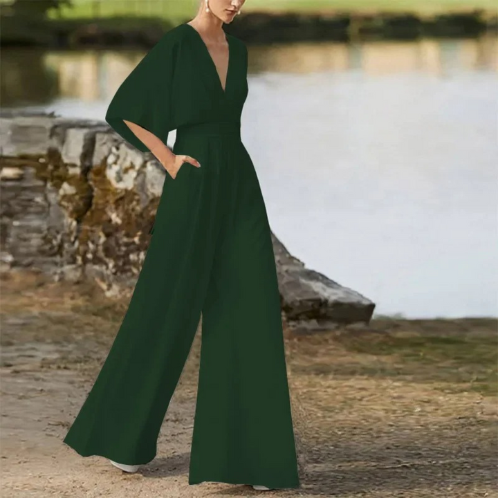 "Sofie dames jumpsuit met V-hals in wit, elegante stijl met wijde pijpen, perfect voor diverse gelegenheden"