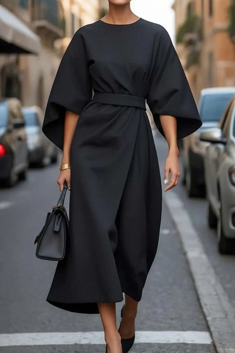 "Soraya midi jurk met wijde mouwen, elegant en chic, losvallend met tailleband, luxe stof, modieuze uitstraling."