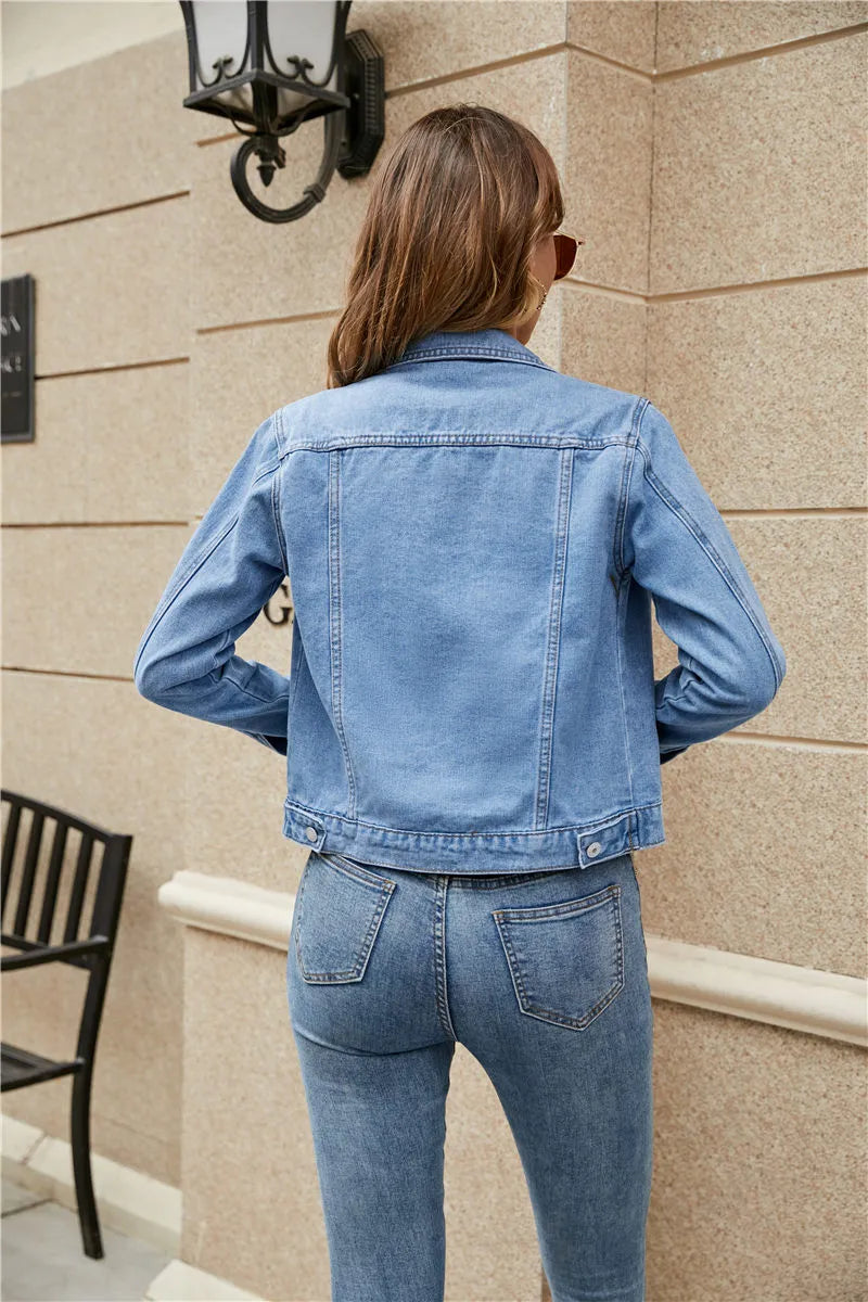 "Stijlvol dames denim jack met knoopsluiting en zakken in hemelsblauw voor een veelzijdige, tijdloze look"